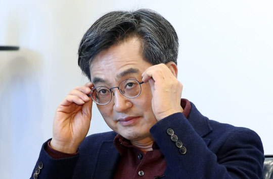 지난 10월17일 김동연 전 경제부총리가 서울 성동구 서울숲 포휴에서 열린 유튜브 생중계 '선후포럼'에 참석해 대담 시작에 앞서 안경을 고쳐쓰고 있다.국회사진기자단·연합뉴스